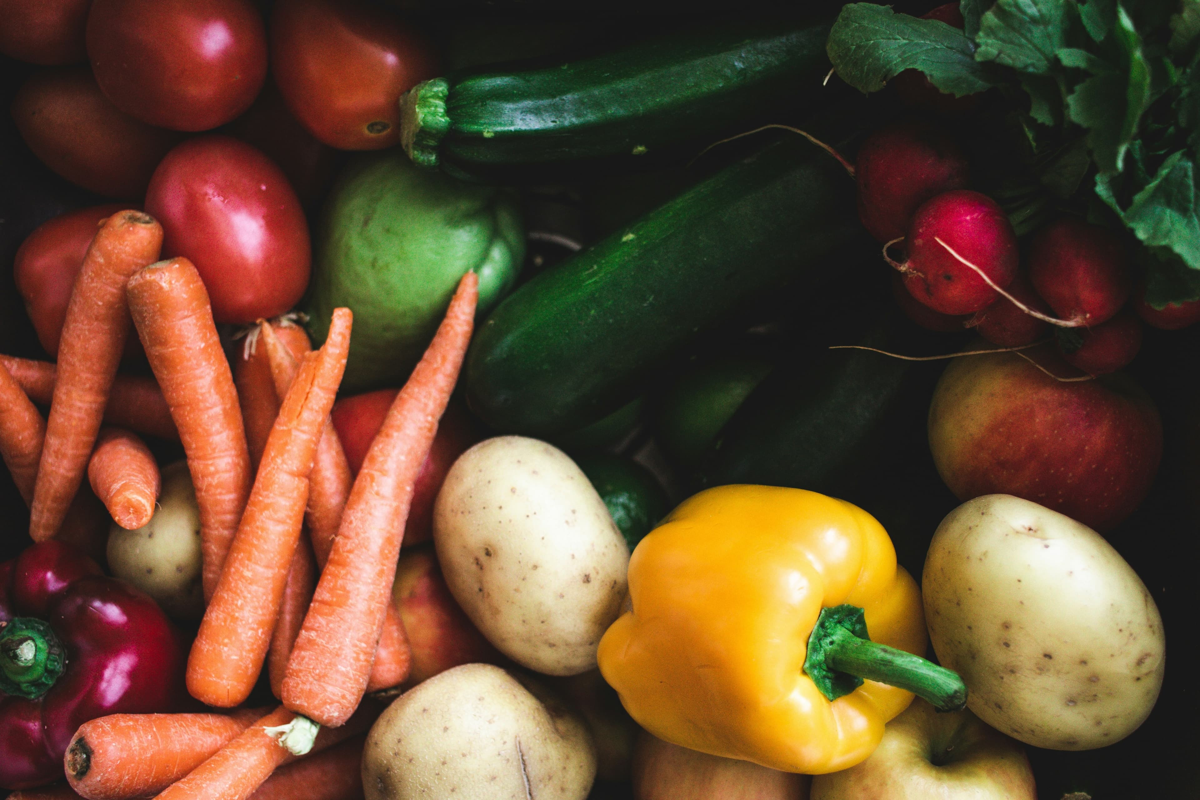 Ingredientes frescos como tomates, zanahorias, vegetales verdes y pimientos